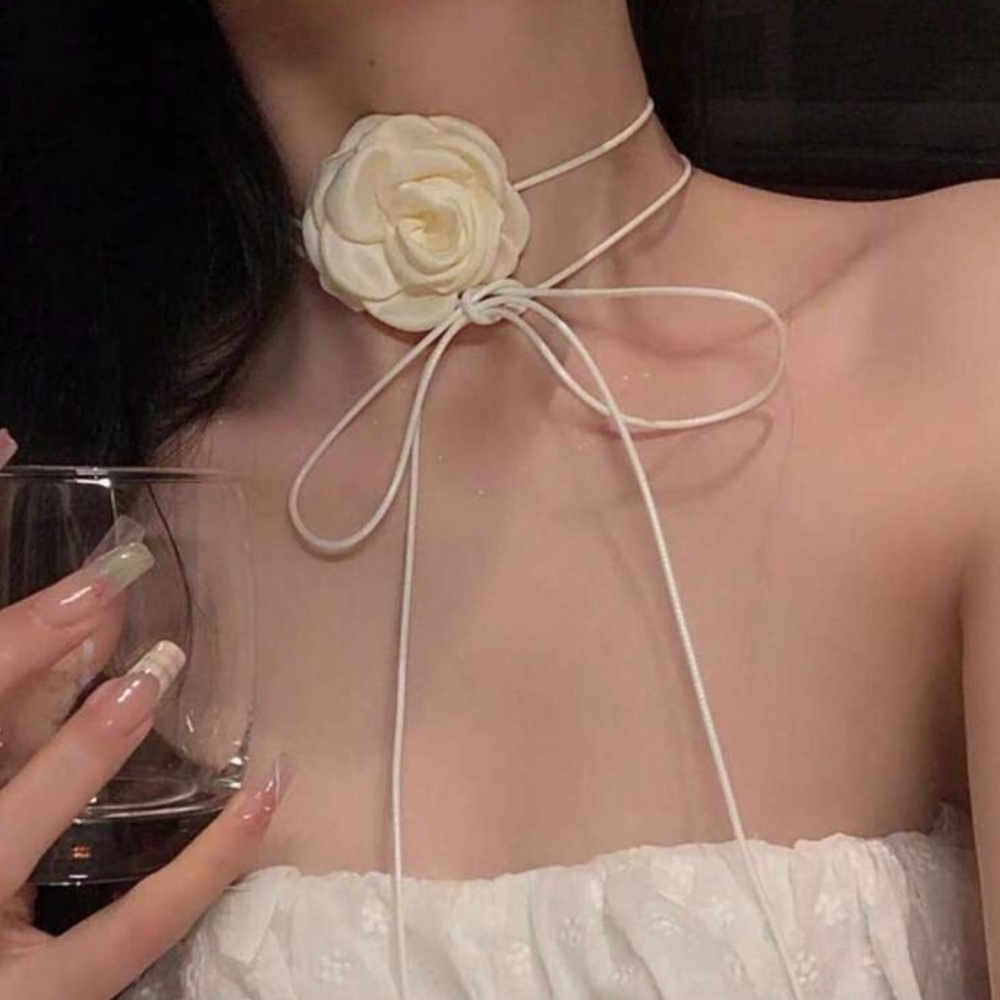 Elegant White Floral Necklace